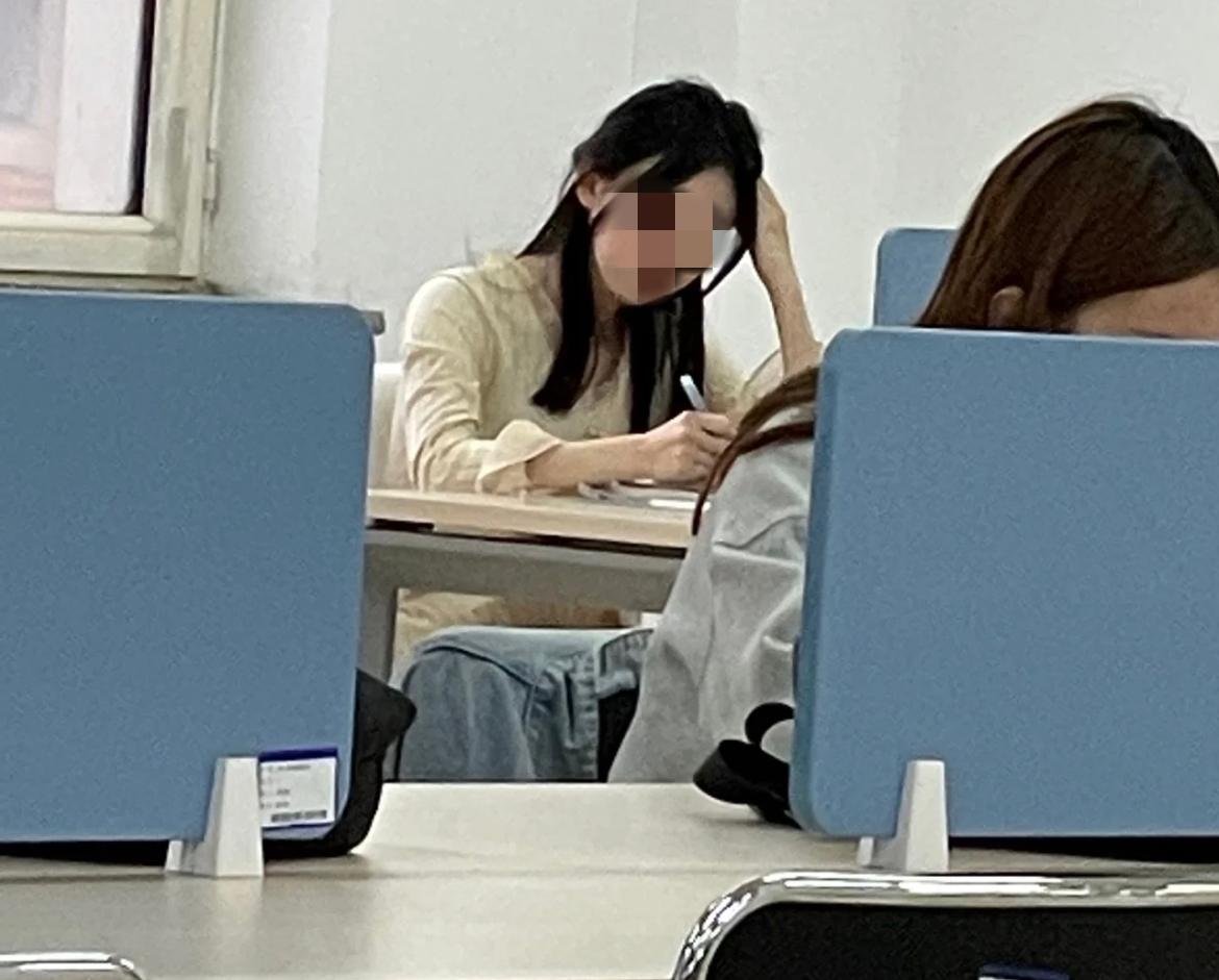 “图书馆最窒息的一幕”冲上热搜，暴露当下年轻人面临的残酷困境