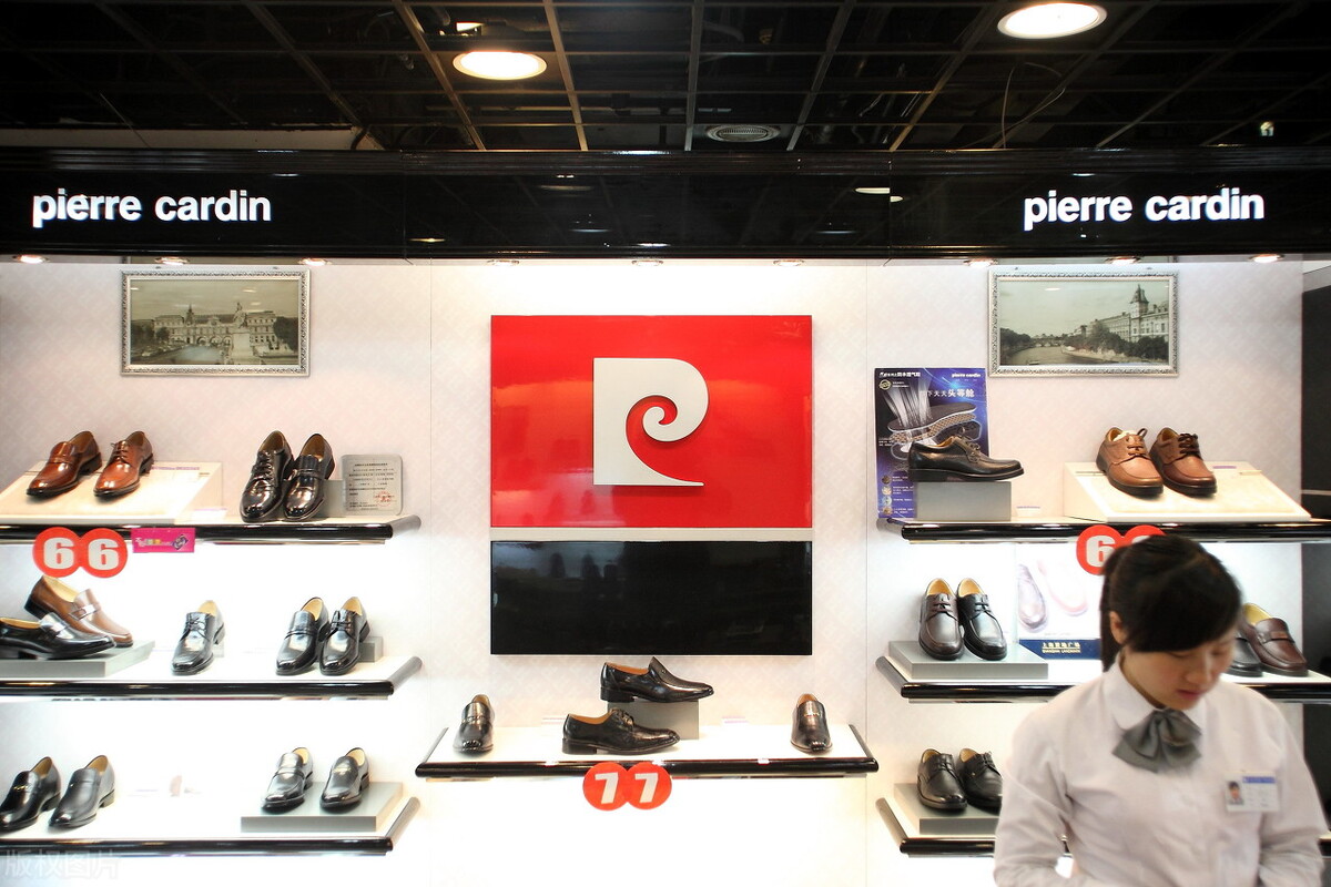 50岁男人穿什么鞋子好看又百搭,中年男士穿什么样的鞋好