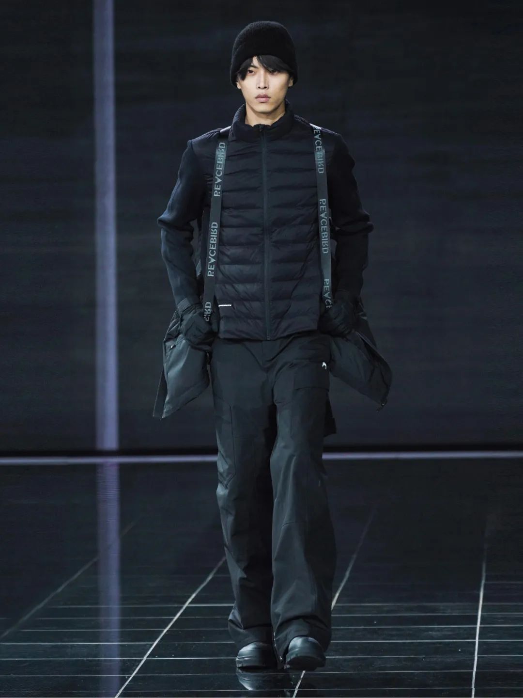 在这场羽绒服大秀上，我们见识了太平鸟男装的「科技」与「狠货」