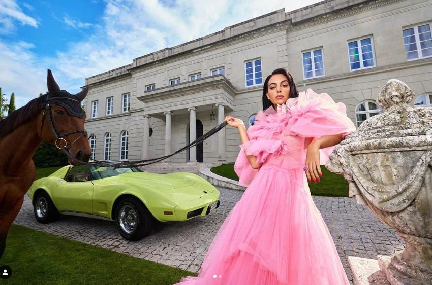 为什么c罗选了一个柜姐,c罗最重要的两个女人