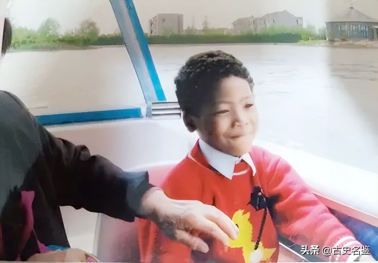 2000年上海阿婆收养黑人弃婴，被子女挥霍250万后，黑人不离不弃