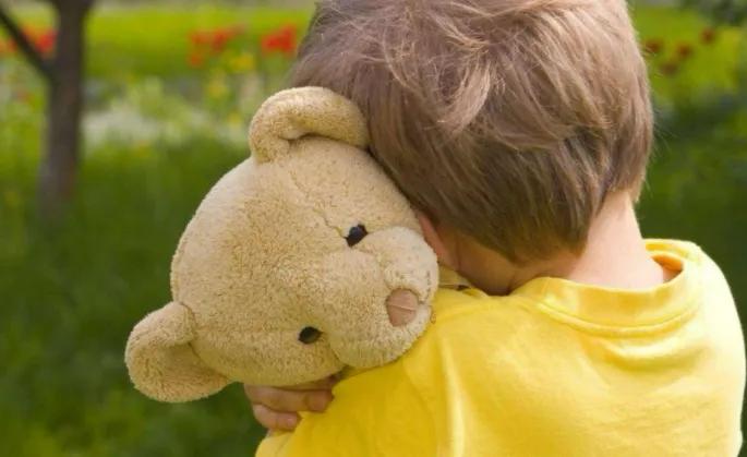 孩子总喜欢抠手什么原因,小孩老是用手抓衣服怎么回事