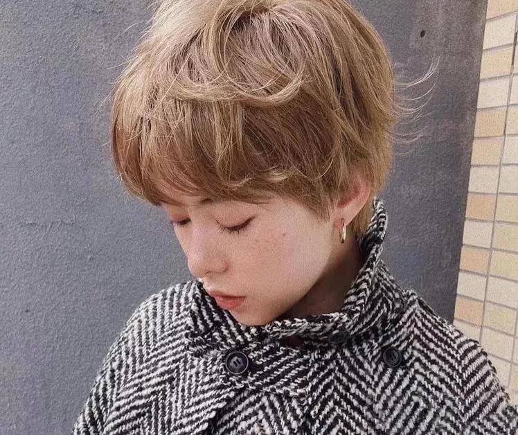 减龄蓬松卷烫,修饰脸型蓬松烫的卷法