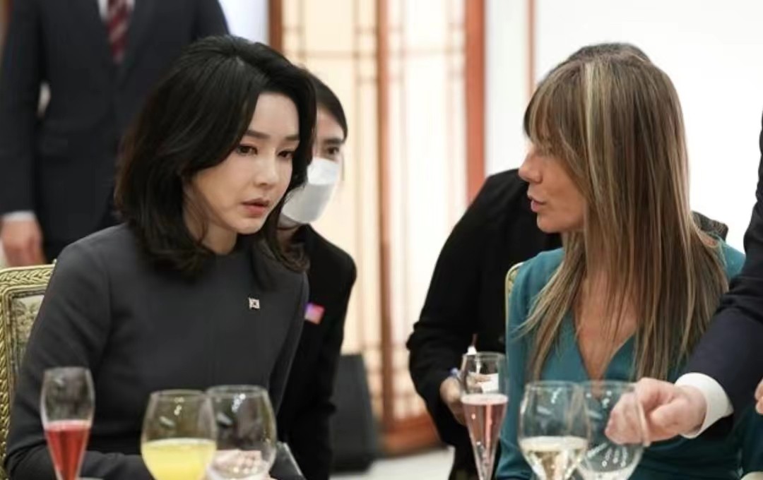 韩国第一夫人的时尚风格,韩国第一美夫人的红衣服