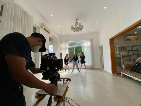 在越南造网红，一个月亏60W：面试超50个模特后，内心崩溃了