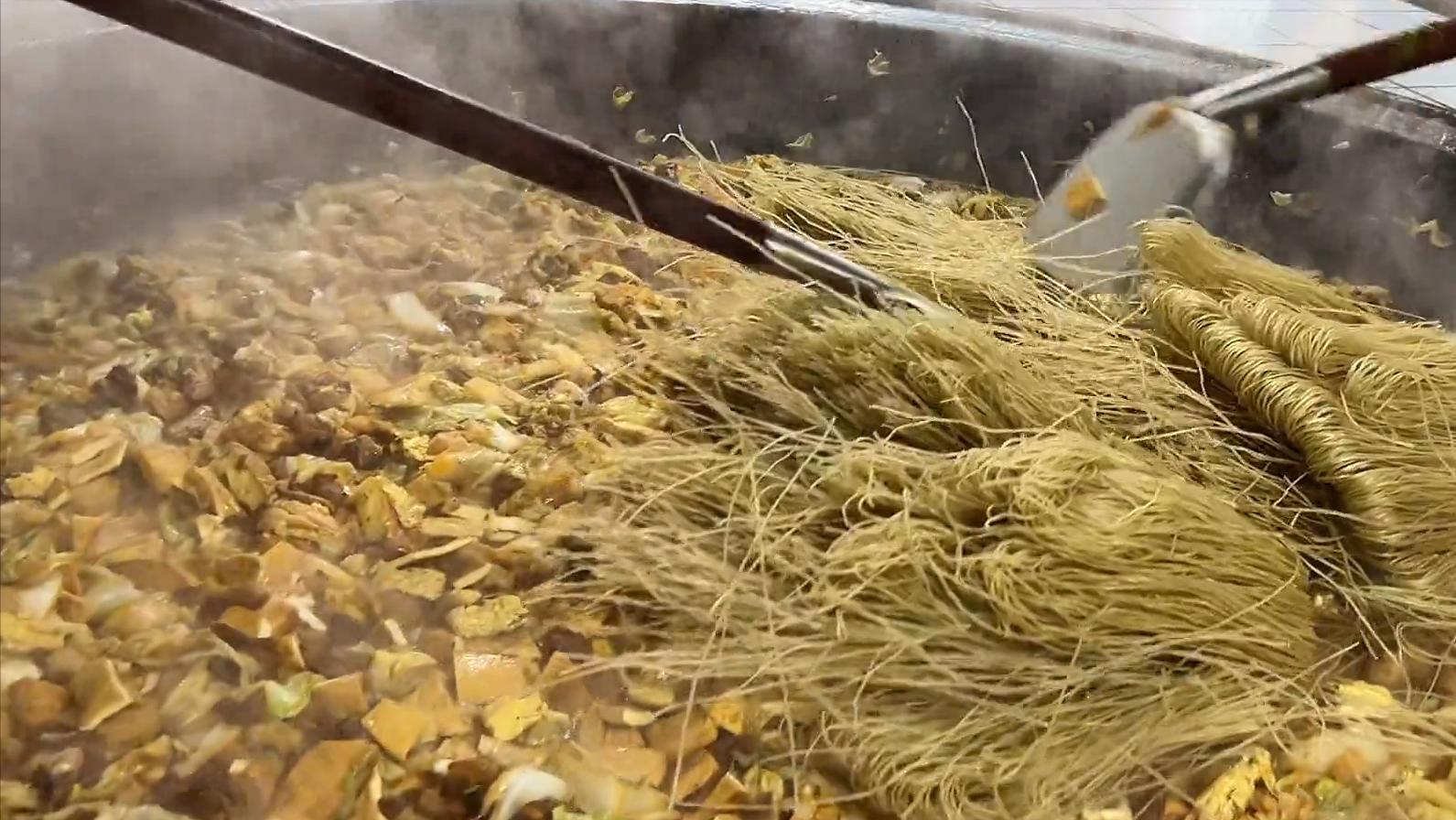 河南大姐大锅菜10块钱一份随便吃,卖便宜大锅菜