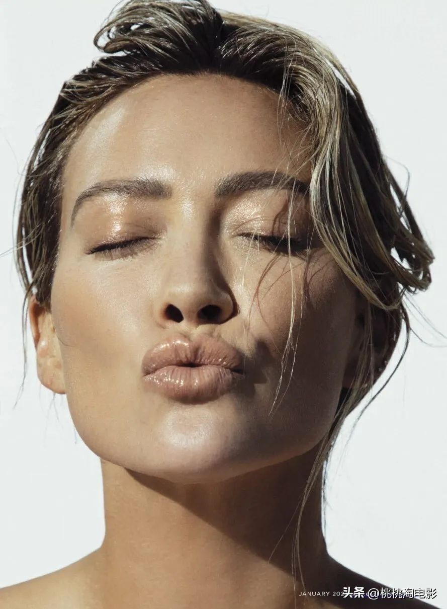 希拉里达芙戴遮阳帽,希拉里达芙穿牛仔