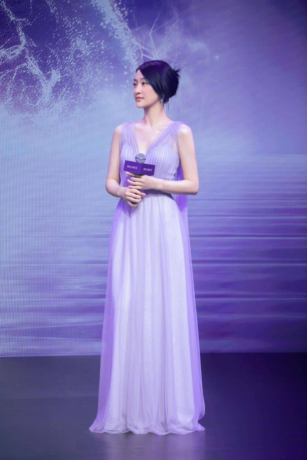 周迅亮相秀场穿搭随性,周迅机场穿衣搭配西装外套