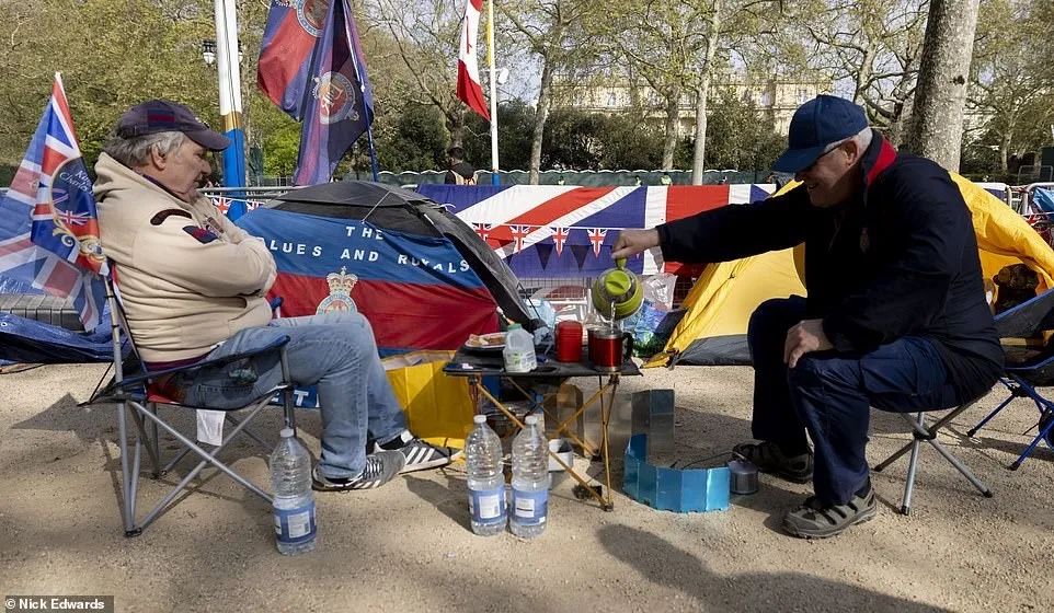 全球王室铁粉齐聚伦敦，商家推出加冕礼周边礼品非常受欢迎