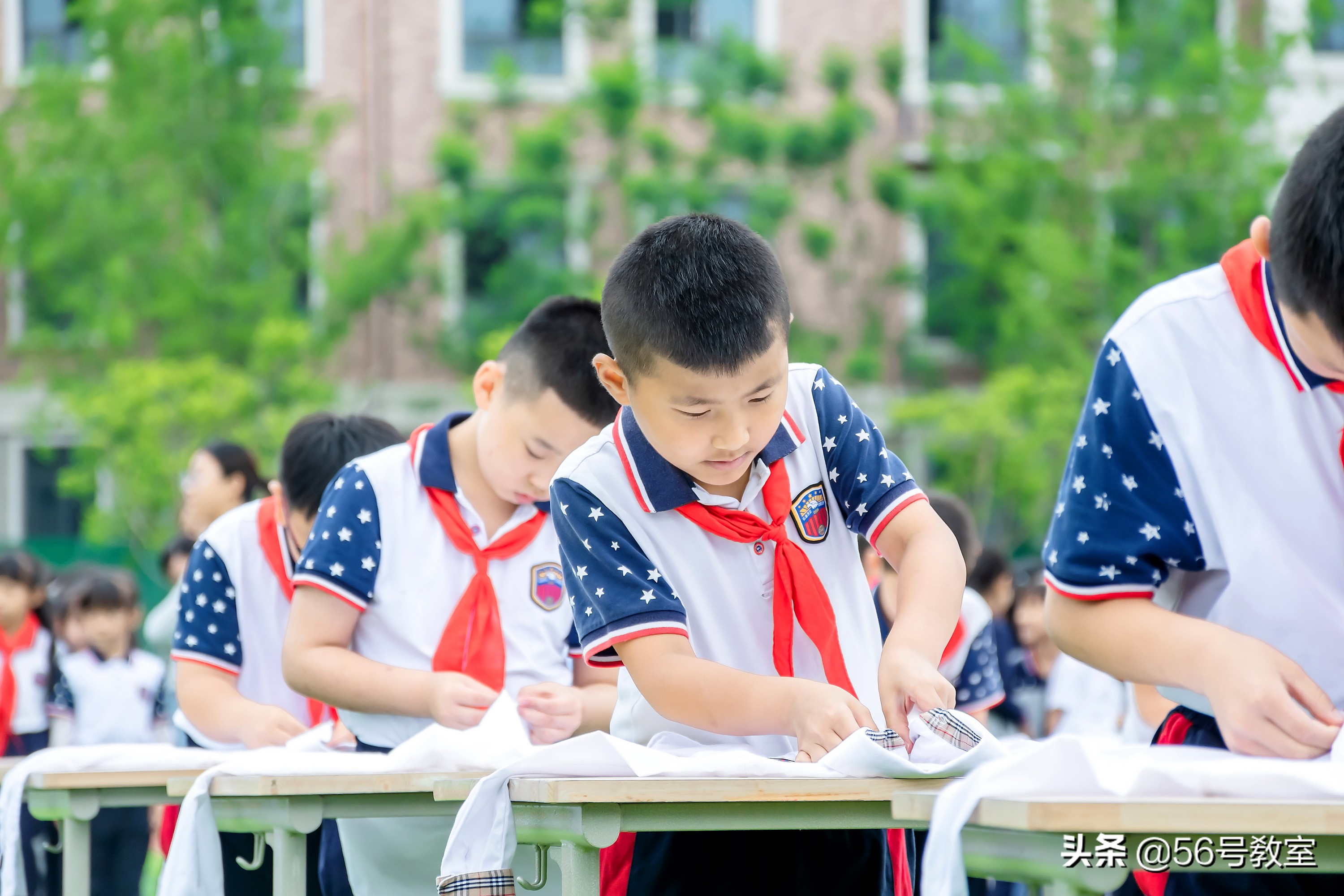 小学生叠衣服系鞋带,小学生比赛叠衣服系鞋带