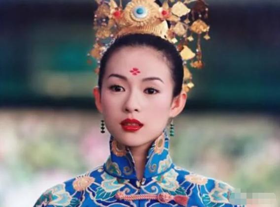 明明“徐娘半老”，却非要“尬演少女”，这4位女明星脸不红吗？