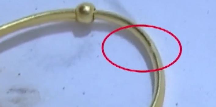 2019年河南女子给孩子买金镯,戴6小时就掉色,找商家询问遭威胁