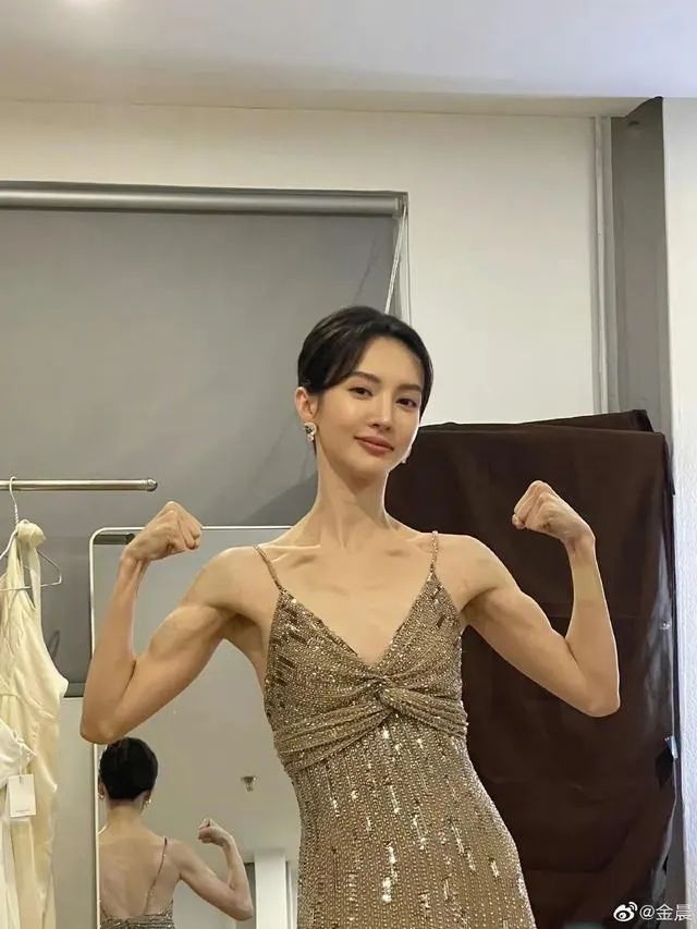 金晨为什么暴瘦成这样,金晨的肌肉是瘦的还是练的