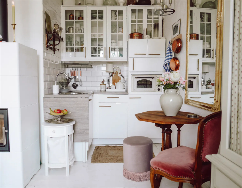 31岁“大姑娘”买下23㎡蜗居，小家切两半做客厅卧室：也太舒服了