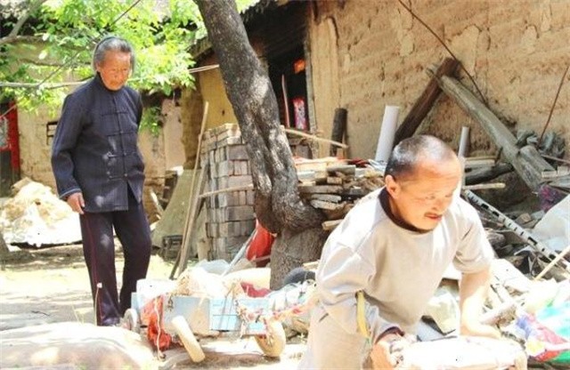 00后小伙靠捡废品养活一家4口,一男子捡垃圾养瘫痪妻子