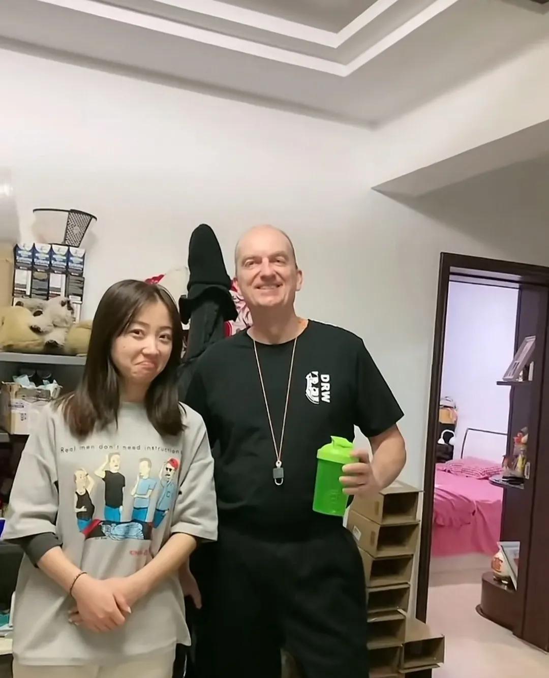 辽宁美女去荷兰寻找机会，偶遇荷兰男子，发现荷兰人喜欢中国文化