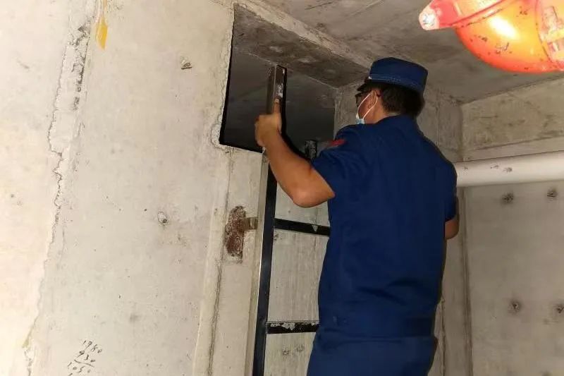 消防大队对党政大楼进行消防检查,消防大队开展消控室检查