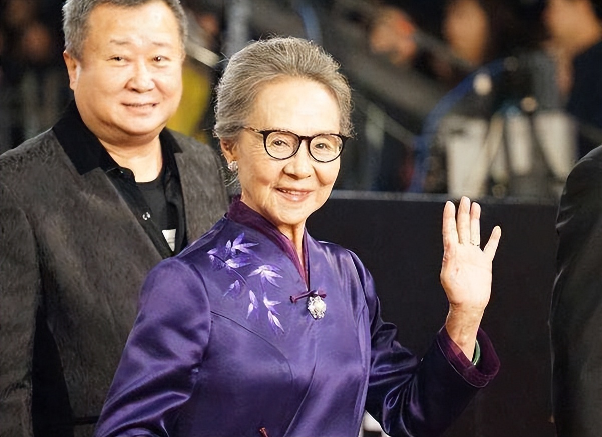 白发老人如何穿搭好看女,最新老年人穿衣风格女