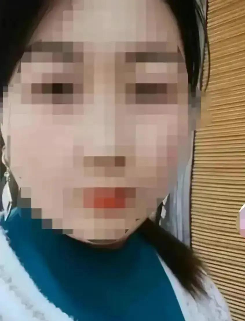 残忍的女孩遭妈妈暴打,女童遭生母残忍虐待