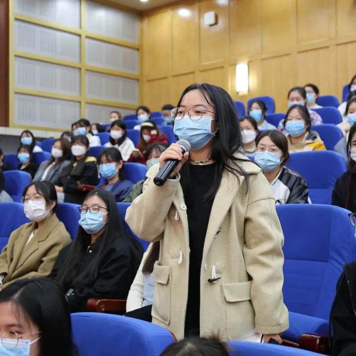 *载下**13000份简历出售，这样的同事可真“刑”！