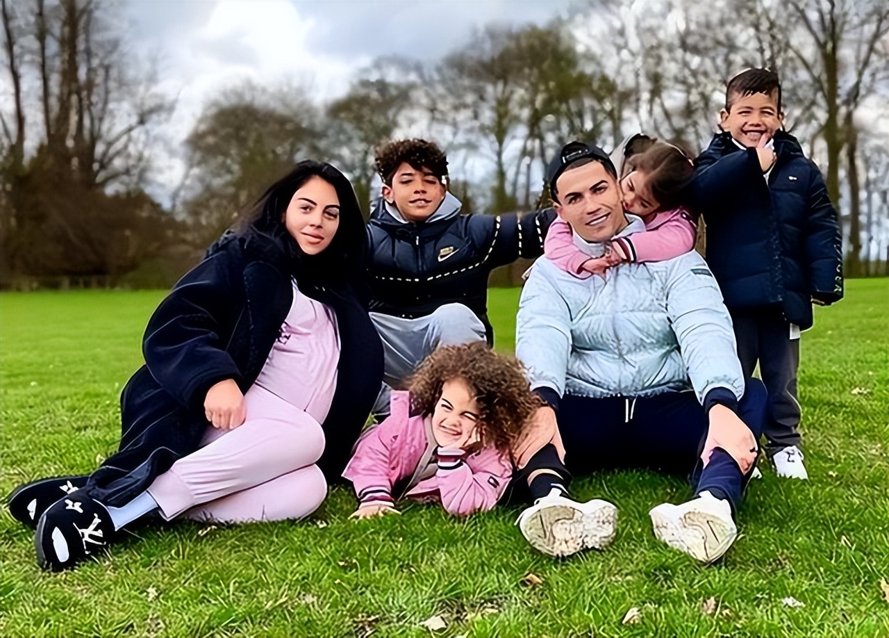 乔治娜为c罗生的两个女儿的照片,乔治娜发文为c罗庆生一生挚爱