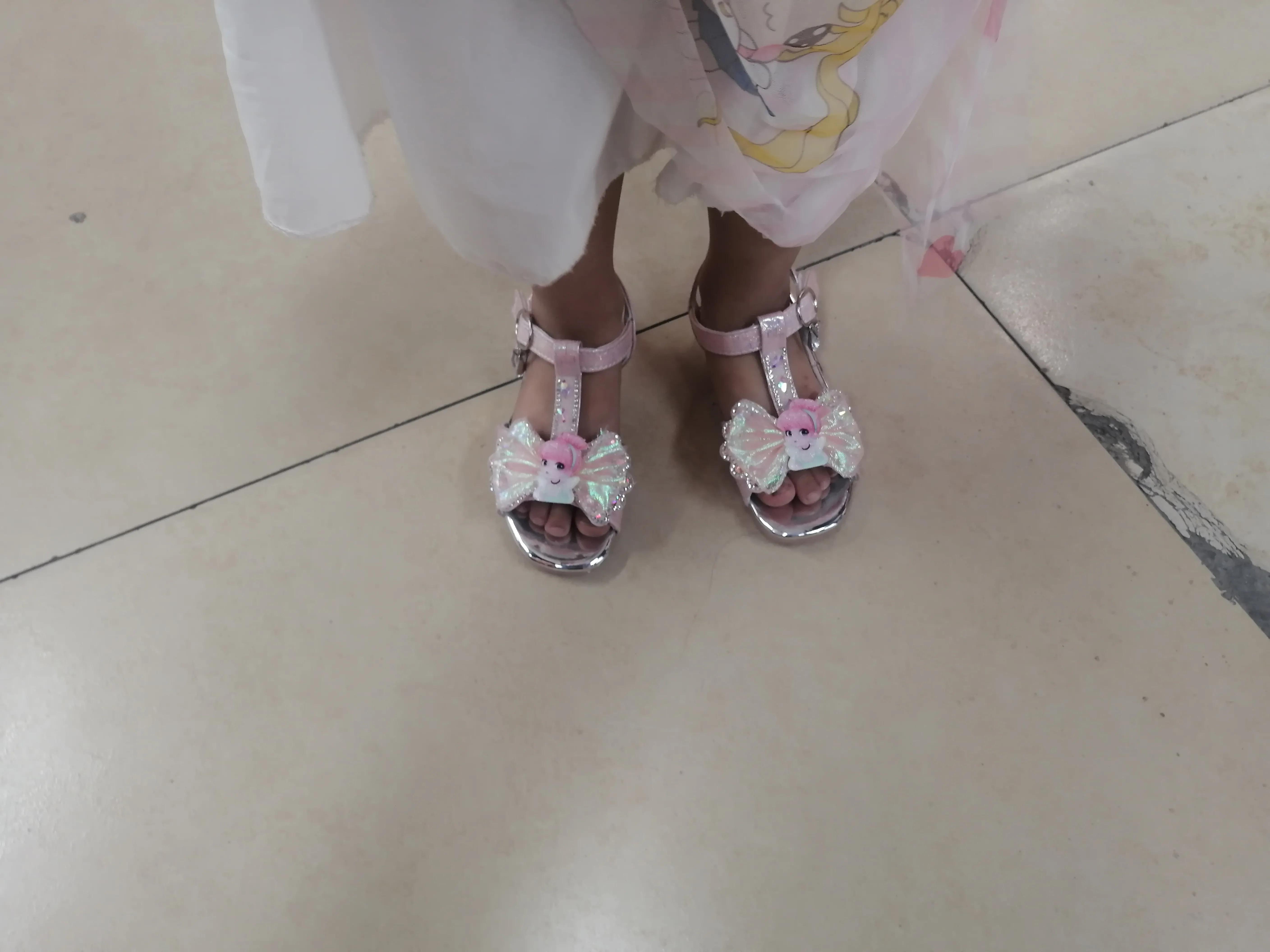 带着二宝去购物,带小宝去买婴儿衣服