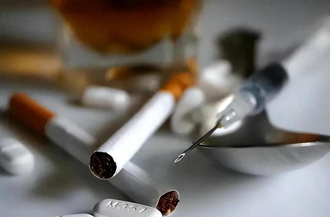 老父亲为了女儿赶出家门,老父亲把儿子赶走