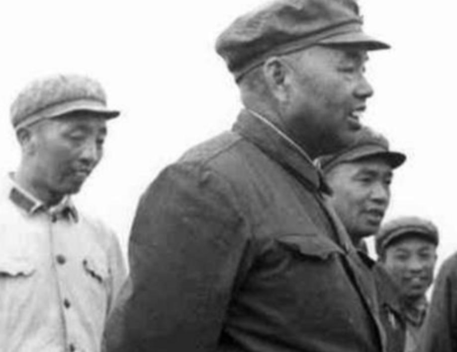 85年*世友许**逝世后，留下罕见照片，将军遗体旁的三个人分别是谁？