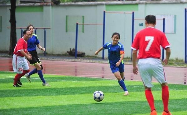 小学足球比赛女子,梅江小学女足足球队