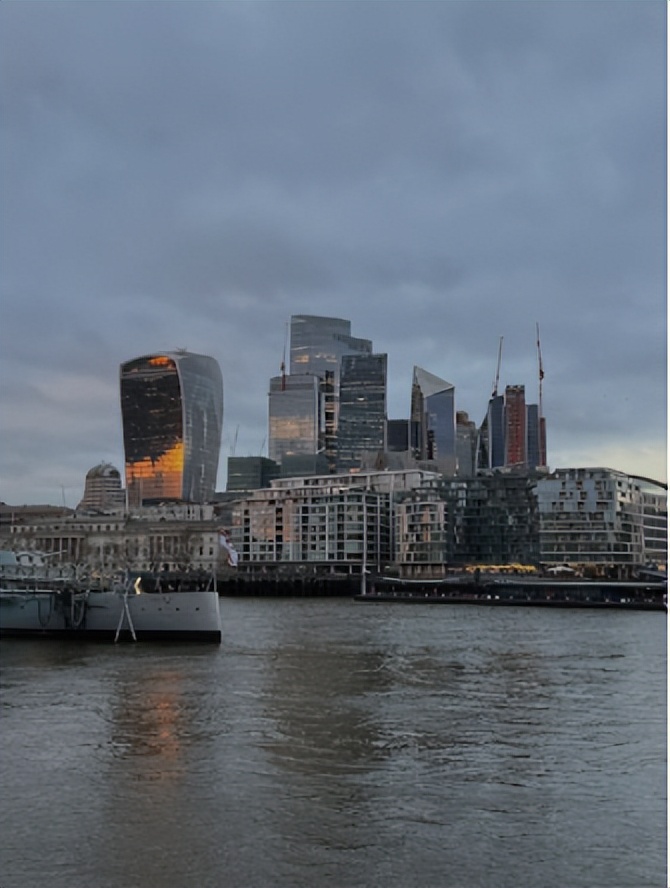 我，英国留学生，发现很多人戴着滤镜看国外，如今只想赶快回国