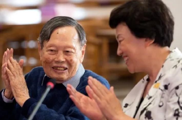 1971年杨振宁回国，称杜聿明为“杜先生”，周总理迅速纠正其错误