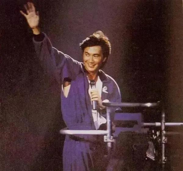 粤语歌鼻祖初代歌神许冠杰,香港歌神许冠杰经典金曲