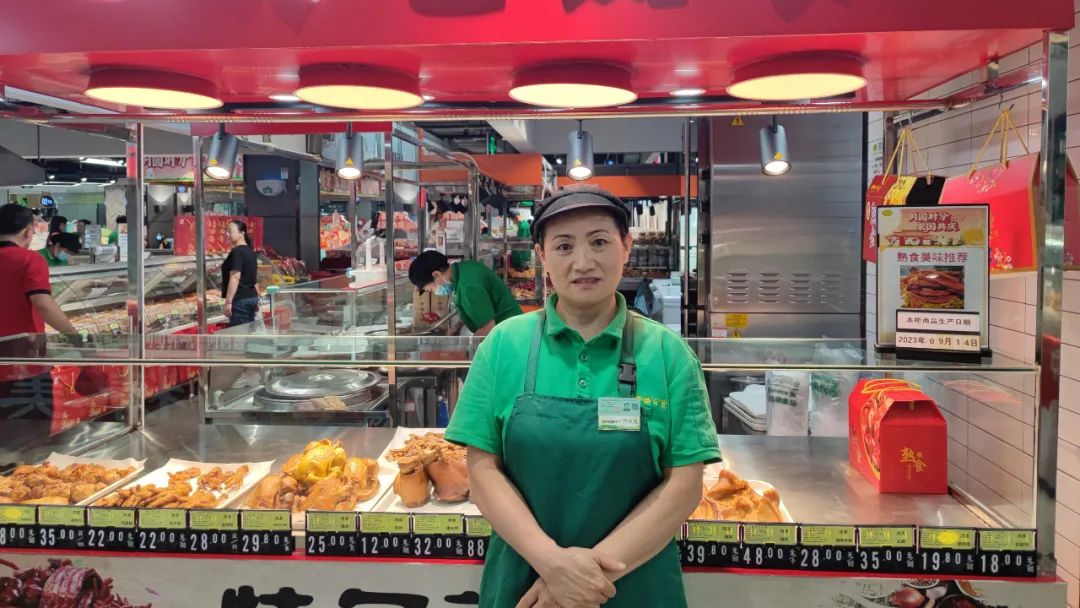 信誉楼有个周大姐,顾客纷纷认可她