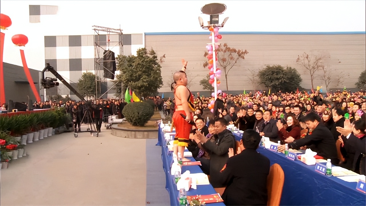 重庆1米2小男人娶1米65女演员，买7套房开豪车，却担心孩子长不高