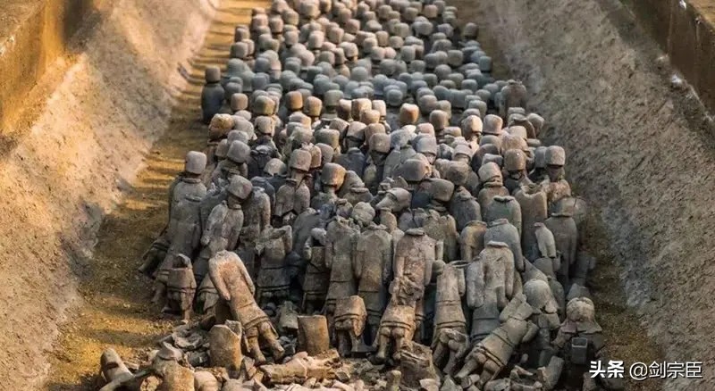 1984年，砖瓦厂工人在山上取土，一锄头下去，冒出来一个“人头”