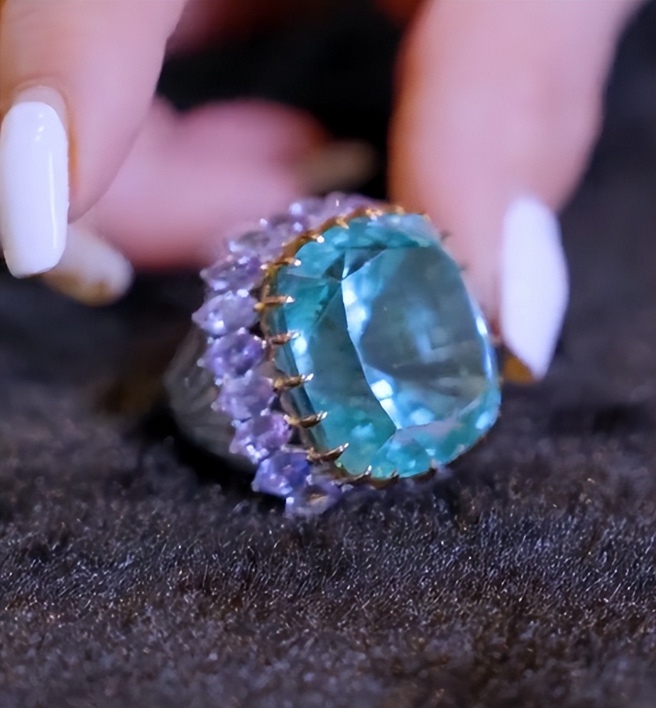 向太大钻戒,向太的蝴蝶型钻戒