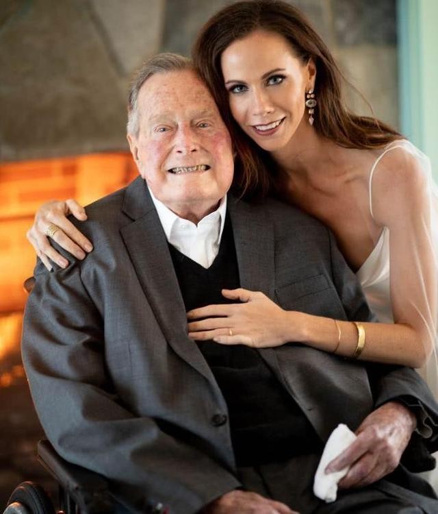 芭芭拉和老布什年轻时的照片,芭芭拉老布什