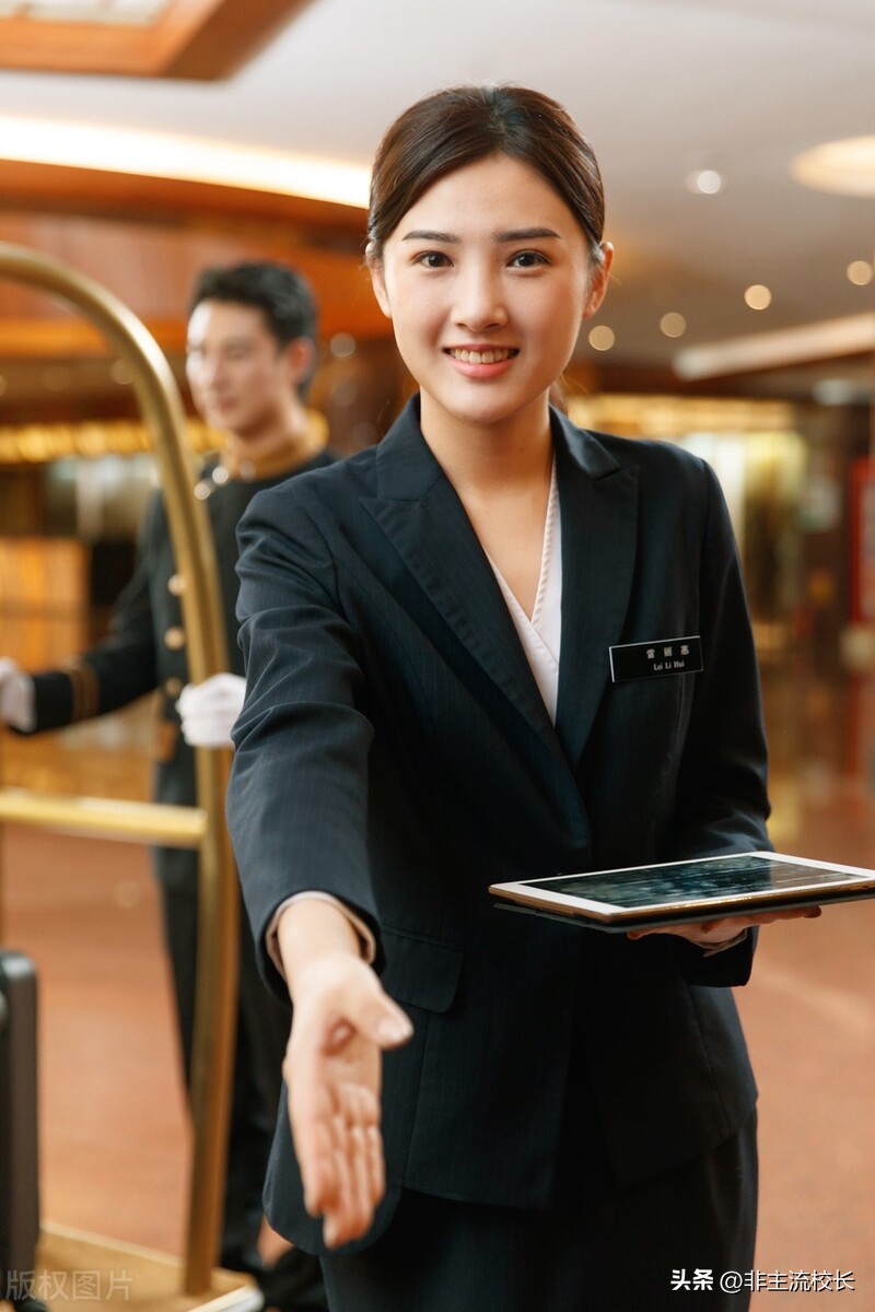 接待客户送进电梯礼仪要求,商务接待倒茶礼仪的正确方法