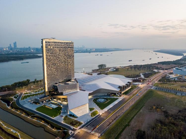 宁彩飞扬——谭晓明谈南京扬子江国际会议中心及酒店艺术品