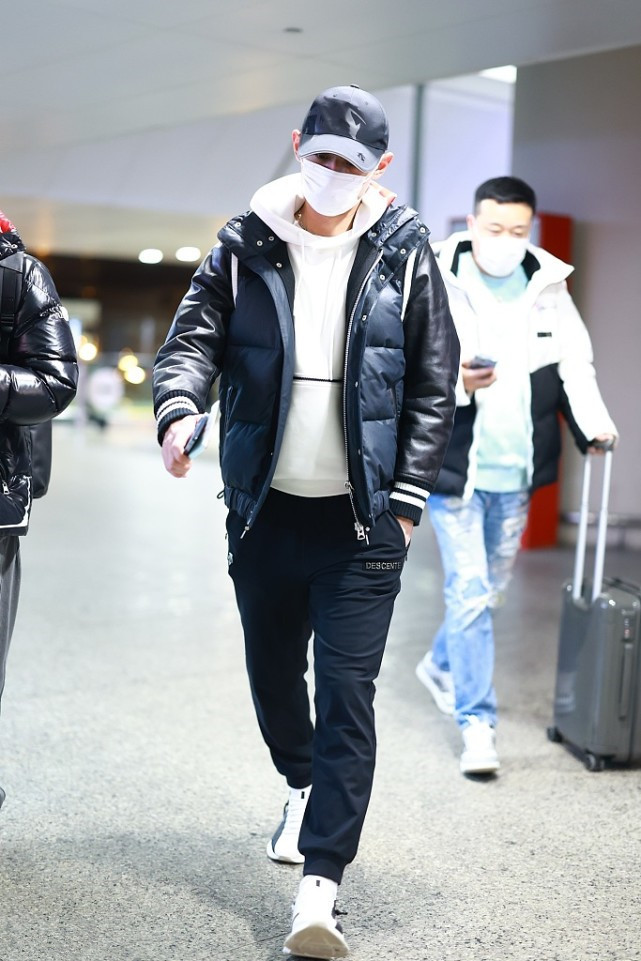 张继科蓝色运动鞋配西装,张继科穿搭卫衣短裤