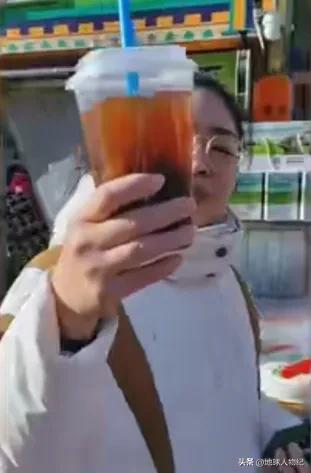 90后女人网恋奔现,90后女孩与男友奔现