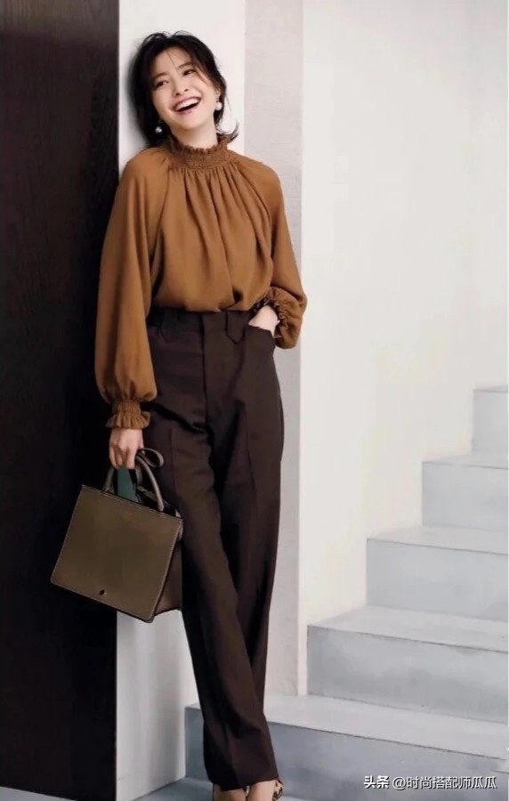 皮肤偏黑的女生穿什么颜色好看,皮肤偏黄的女性适合穿什么颜色