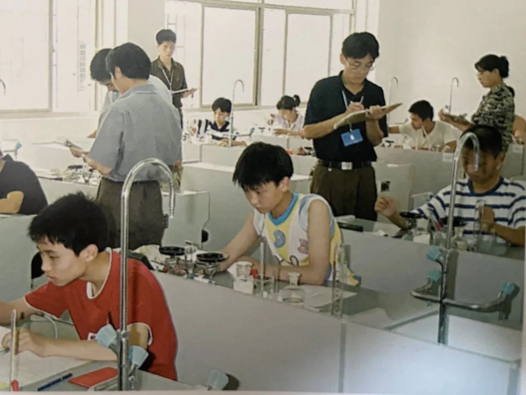 一秒穿越回到小时候,一秒穿越到高中