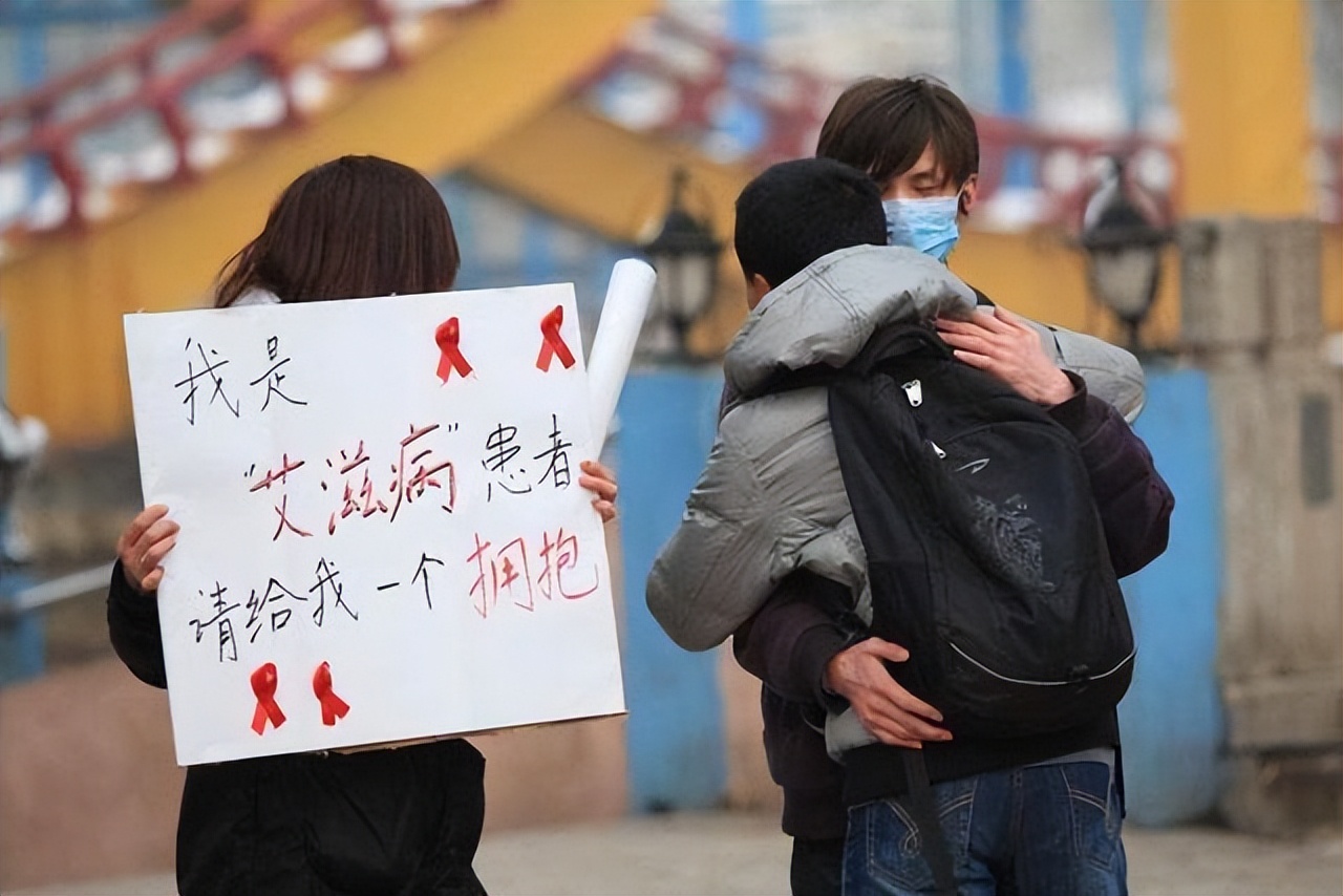 艾滋病逐渐呈“两头翘”趋势？忠告：预防艾滋病，3件事尽量少做
