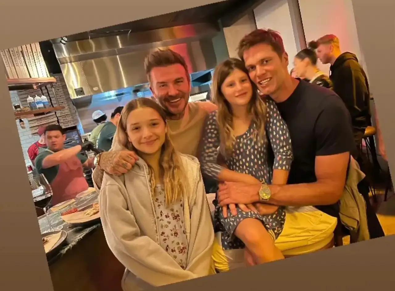 贝家小七12岁了！在Prada庆生得万元名牌包，打扮成熟是女版小贝