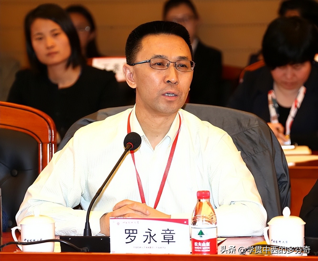 原央视主持人海霞近况,央视主持人海霞有几个儿女