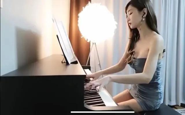 把麦克风塞进内衣、*点露**舔耳、假高潮：才艺在风骚面前一文不值