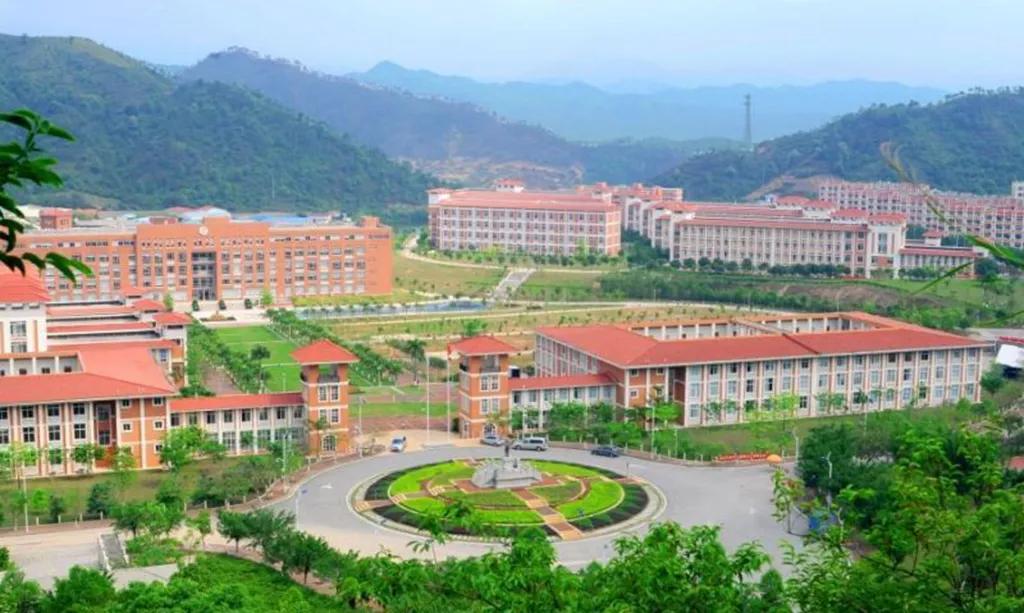 番禺铂世湾小学挂牌,广州华师附小铂世湾学区