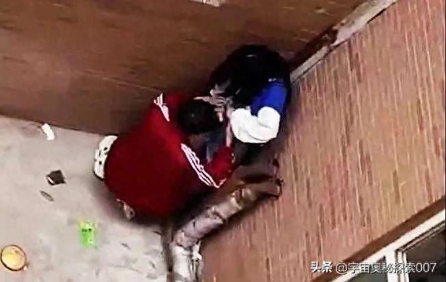 激情墙角，恋人狂吻，欲火难挡