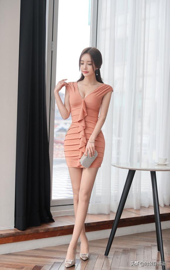 孙允珠粉嫩一字肩抹胸及膝裙穿搭,气质美女孙允珠露肩连衣裙装扮